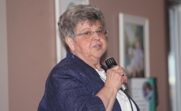 Elaine Bickel speaks at the LLL Convention